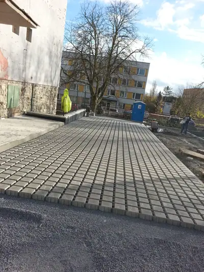 Parkovací plocha ze zatravňovací dlažby před budovou