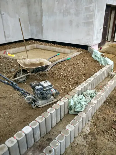 Obruba z betonových palisád a hutnění podkladu vibrační deskou