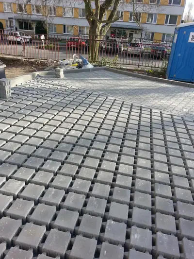Parkovací stání ze zatravňovací dlažby u bytových domů
