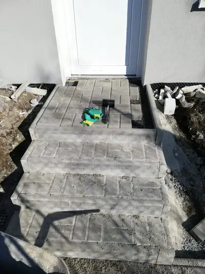 Schody ke vchodu ze šedé dlažby při pokládce