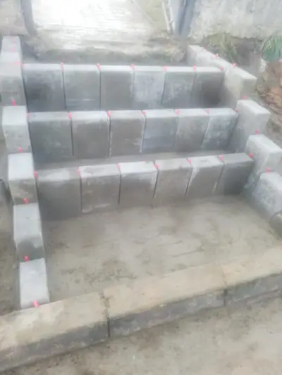 Rozestavěné schody z betonových prvků vyměřené provázkem