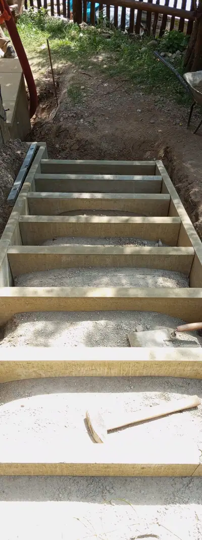 Zahradní schody ve svahu před pokládkou, dřevěné bednění