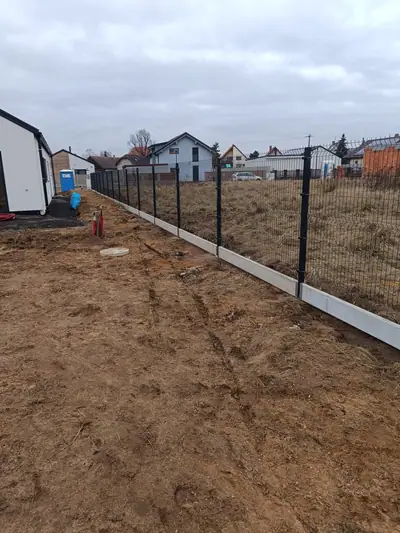 Panelový plot s podhrabovými deskami na novém pozemku
