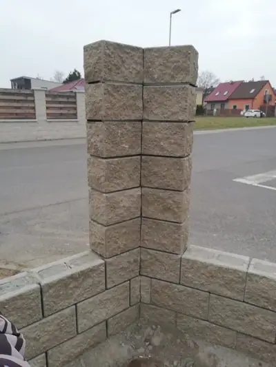 Rohový sloupek plotu ze štípaných tvárnic