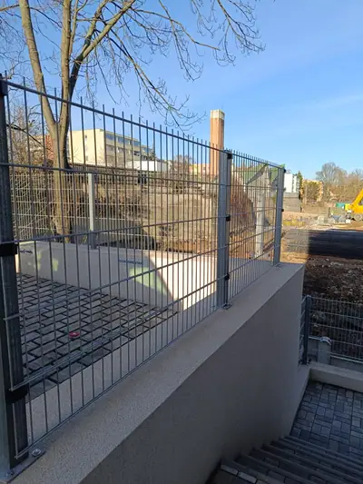 Panelový plot na zídce nad schodištěm