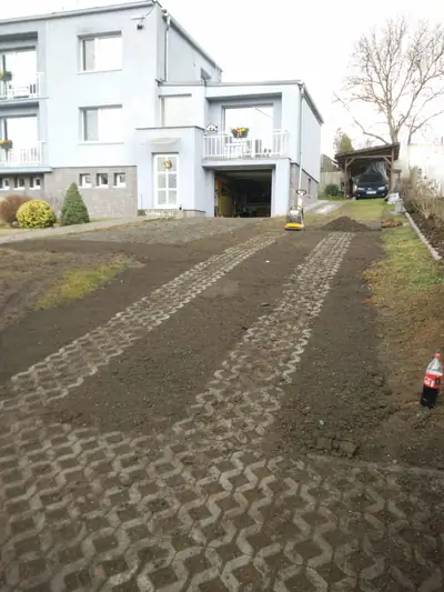 Vjezd ze zatravňovacích tvárnic před domem