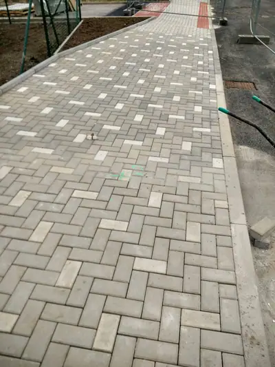 Chodník ze zámkové dlažby ve vazbě rybí kost
