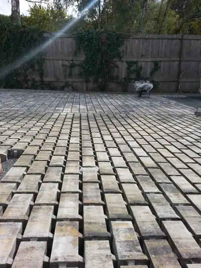 Dlažba se širokými zatravňovacími spárami na parkovací ploše