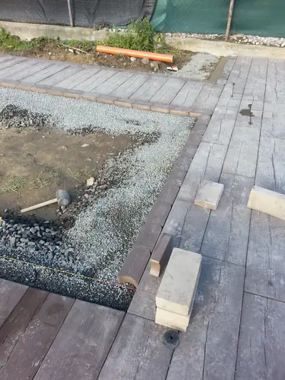 Dlažba imitující dřevo kolem záhonu se štěrkem
