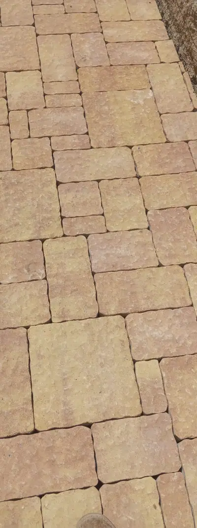 Detail dlažby v okrovém odstínu