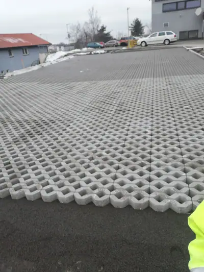 Velká plocha ze světlé zatravňovací dlažby