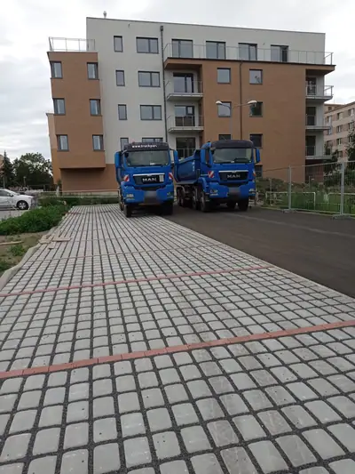 Parkovací stání ze zatravňovací dlažby u bytového domu