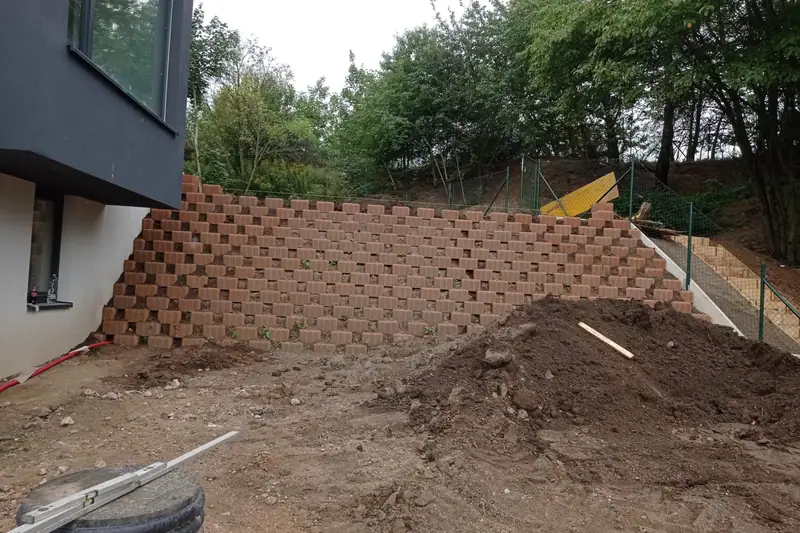 Opěrná zeď ze záhonových tvárnic u nového domu